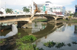 Công nhân tháo dỡ cầu Đúc rơi xuống sông mất tích